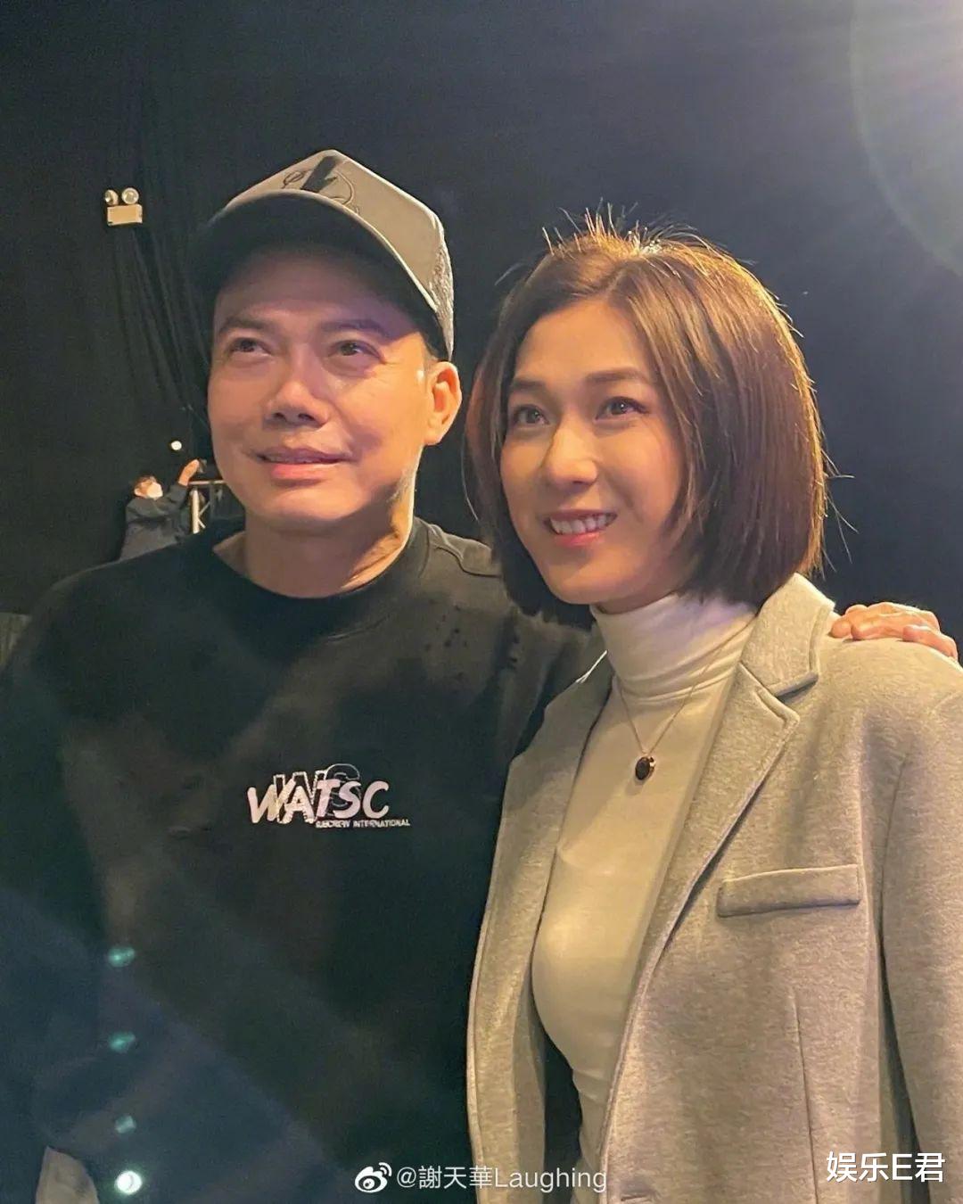 钟嘉欣|37岁钟嘉欣回港争视后，与王祖蓝老婆深情相拥，网友预测今年稳了