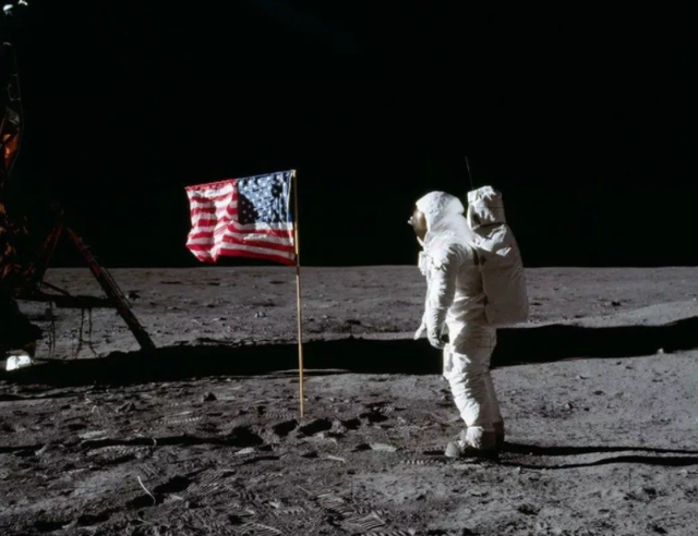月球 看到月球上的五星红旗,美国登月再遭质疑,为何美国国旗在飘扬?