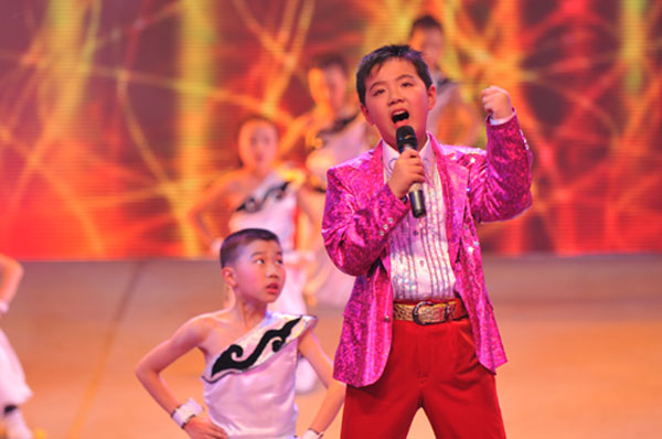 贾云哲|“紫薇儿子”已23岁，靠注射激素身高1米6，童颜依旧成潘长江第二