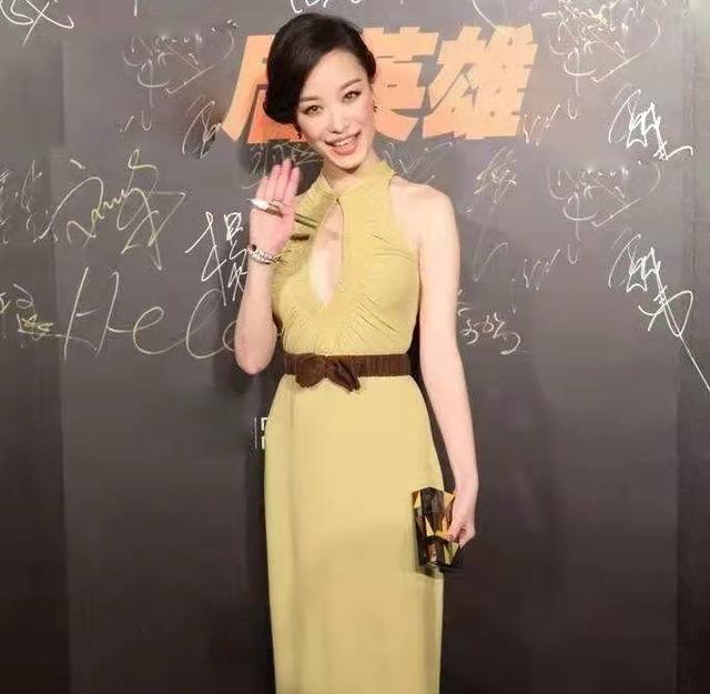 倪妮|倪妮穿挂脖长裙亮相，身材变化太大引起热议，网友：岁月不饶人啊