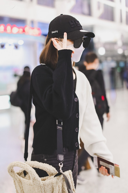 时尚潮流生活 戚薇就是时髦精,穿黑白针织衫搭修身牛仔裤,这身材可真好!