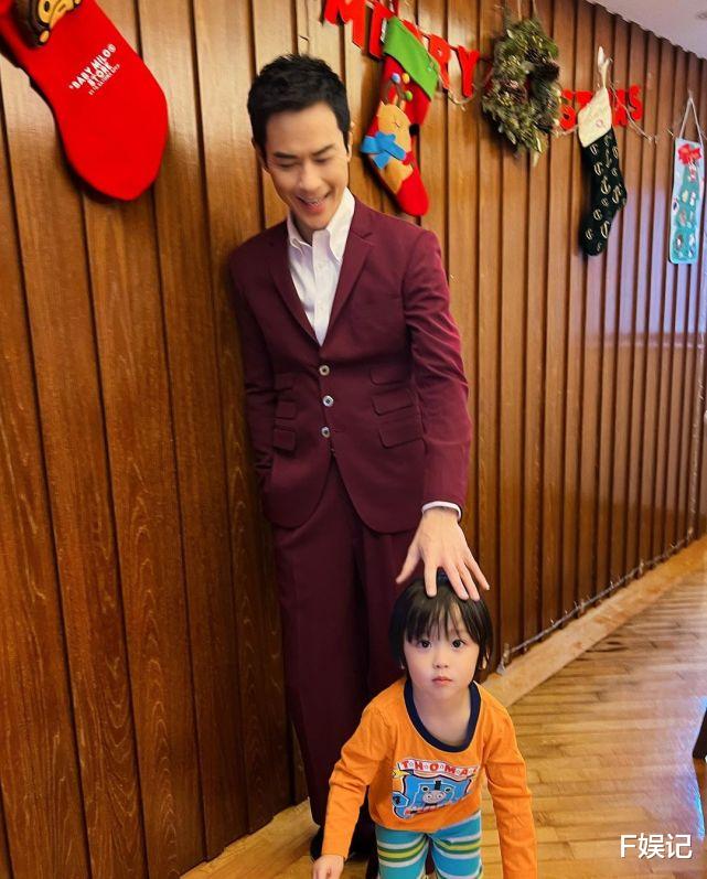 郑嘉颖|郑嘉颖摆好姿势想拍照被调皮大儿子抢镜 蹲下来亲吻儿子很温馨