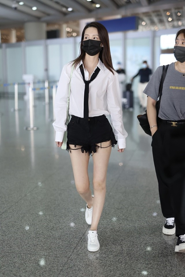 李沁|李沁真的是越来越会穿，身穿白衬衫系黑色领带，走机场似走秀！