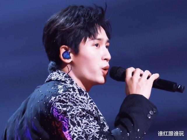 张哲瀚|粉丝应援有多夸张？张哲瀚经纪人朋友圈：这横幅越来越长，吓人！