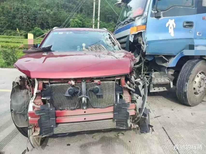 疾驰的辉腾|江西抚州:南城县一小车超车途中迎面撞上大货车,现场一片狼藉