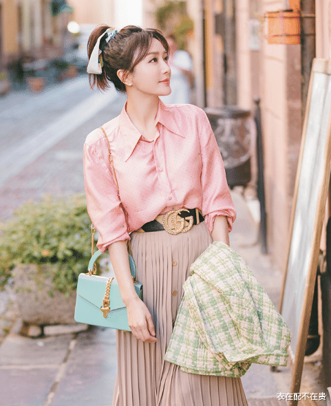 秦岚|42岁秦岚才是装嫩高手,丝巾绑头上做发带,配波点衬衫穿出法式感