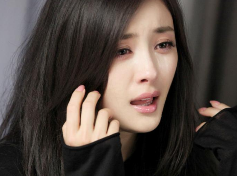 杨幂|杨幂终于示弱，离婚一年首谈刘恺威哭成泪人，坦言道：对不起