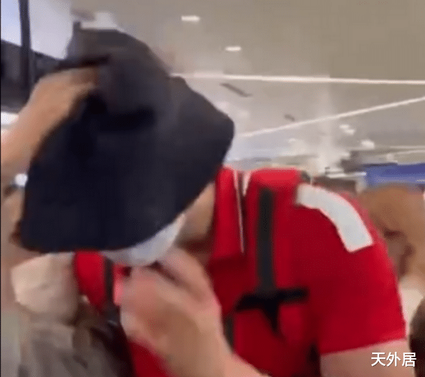 汪顺|汪顺粉丝怒了!奥运冠军被指着鼻子吼+粗暴对待:你给我戴上帽子
