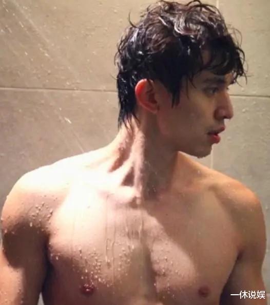 李栋旭|李栋旭长发造型，被吐槽“太娘”，40岁的人了还要靠秀身材博眼球