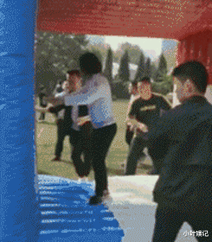 小叶娱记 “酒桌上领导把酒泼你脸上,你怎么办?”