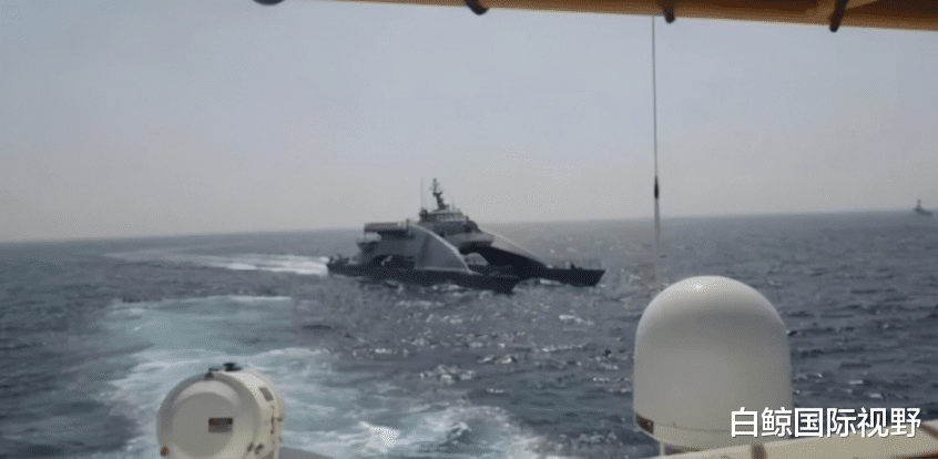 白鲸国际视野 海峡方向,美军打响第一枪!多艘战舰包围美舰,美舰吓得急刹车