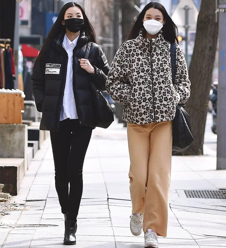 黑白配 韩国女孩穿黑白配上街，没想到却稳赚回头率，换你敢穿这么素吗