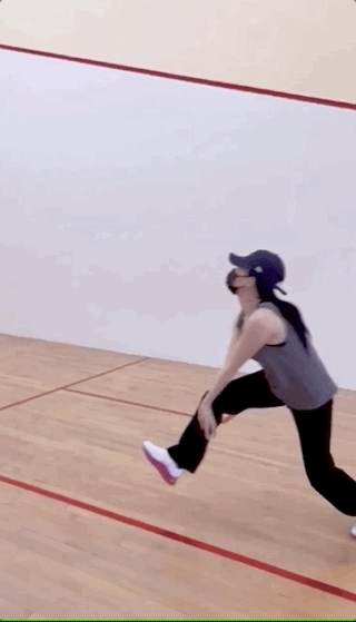 张柏芝|张柏芝陪次子打排球,自夸比他厉害,11岁小Q身姿矫健超帅气