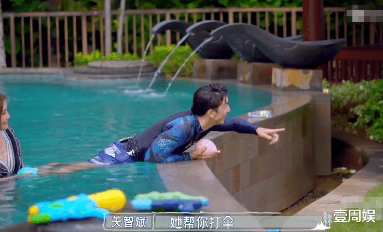 阿娇|阿娇对谢霆锋太贴心了，还亲自为他撑伞，容祖儿都看不下去了！