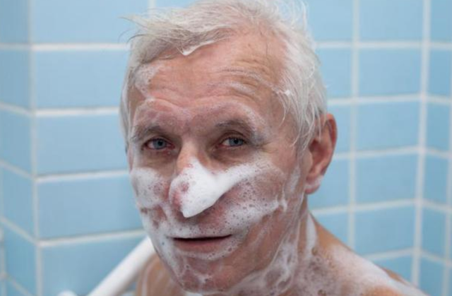 衰老|为啥老人身上有一股怪味?建议50岁后,远离5个习惯,或老了没味