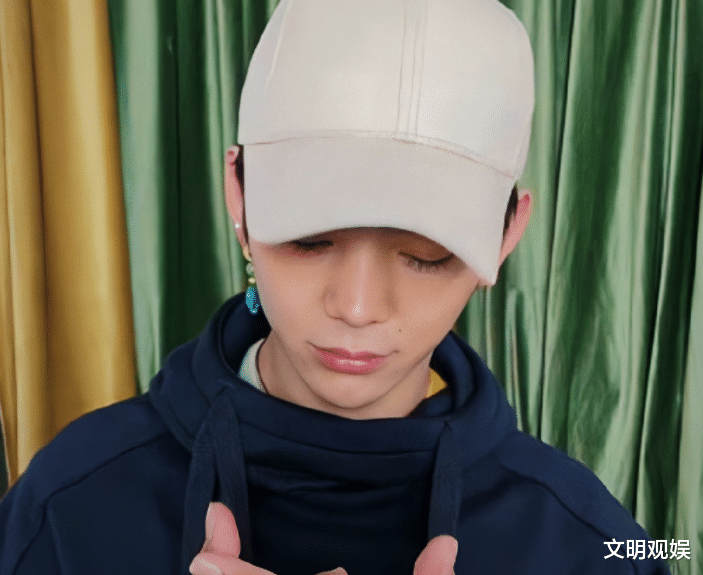 主持人|丁真现实中长啥样？跟TVB主持人连线直播，无修镜头看出真实状态