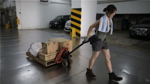 朱芊佩|香港“最美搬运工”朱芊佩：坚持干体力活10年，结婚后现在怎样了？