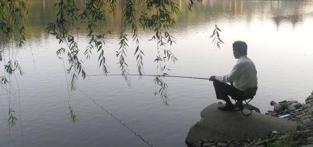 湖南|滩涂上抓“泥鳅”，湖南一男子钓鱼玩出了新花样，网友：发财了