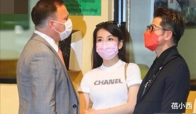 蓓小西|郭富城带小娇妻方媛秀恩爱，男的一身黑像青年，女的黑白配像少女