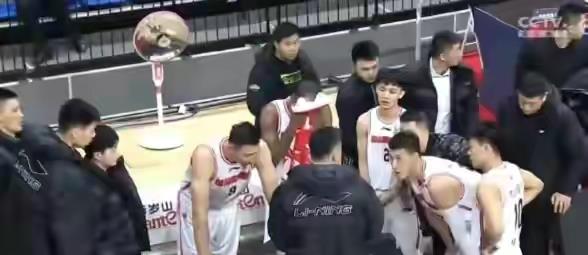 NBA|CBA有多不专业，球员靠热风机取暖，主教练穿羽绒服，最惨的是裁判