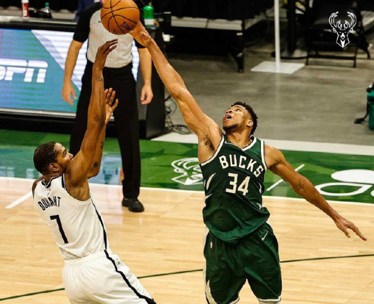 篮网队|1-2，雄鹿两人30+10，球迷庆祝像夺冠！杜兰特错失绝平，篮网神射11中1太铁