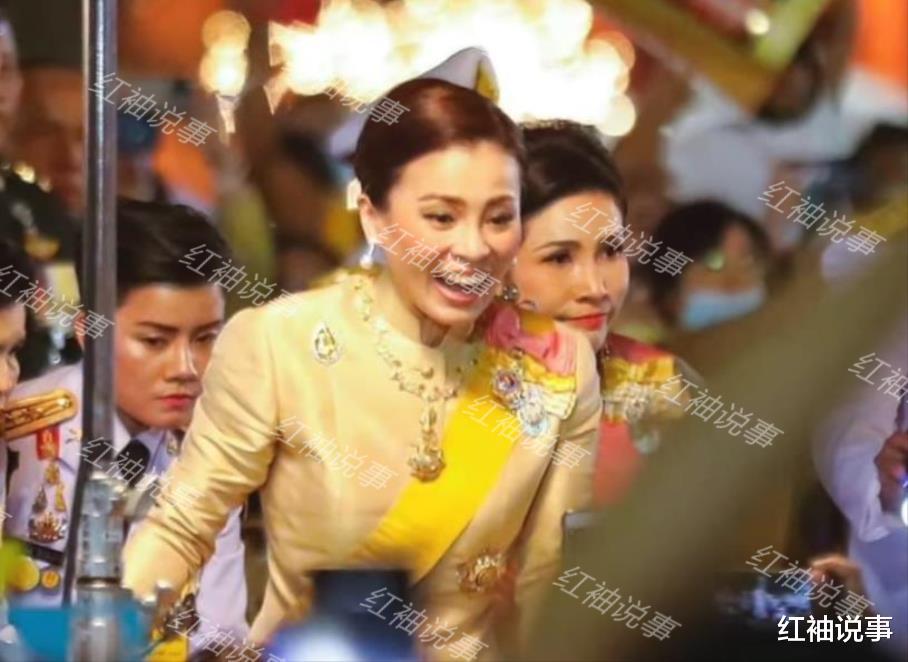 诗妮娜|泰王一碗水端平了！连夜修改诗妮娜庆生海报，将苏提达P进中间