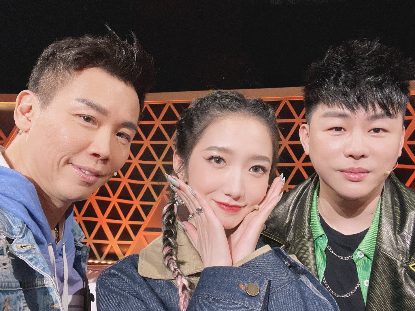 孟美岐|孟美岐深夜发文退出,《天赐的声音》遮羞布被扯下!