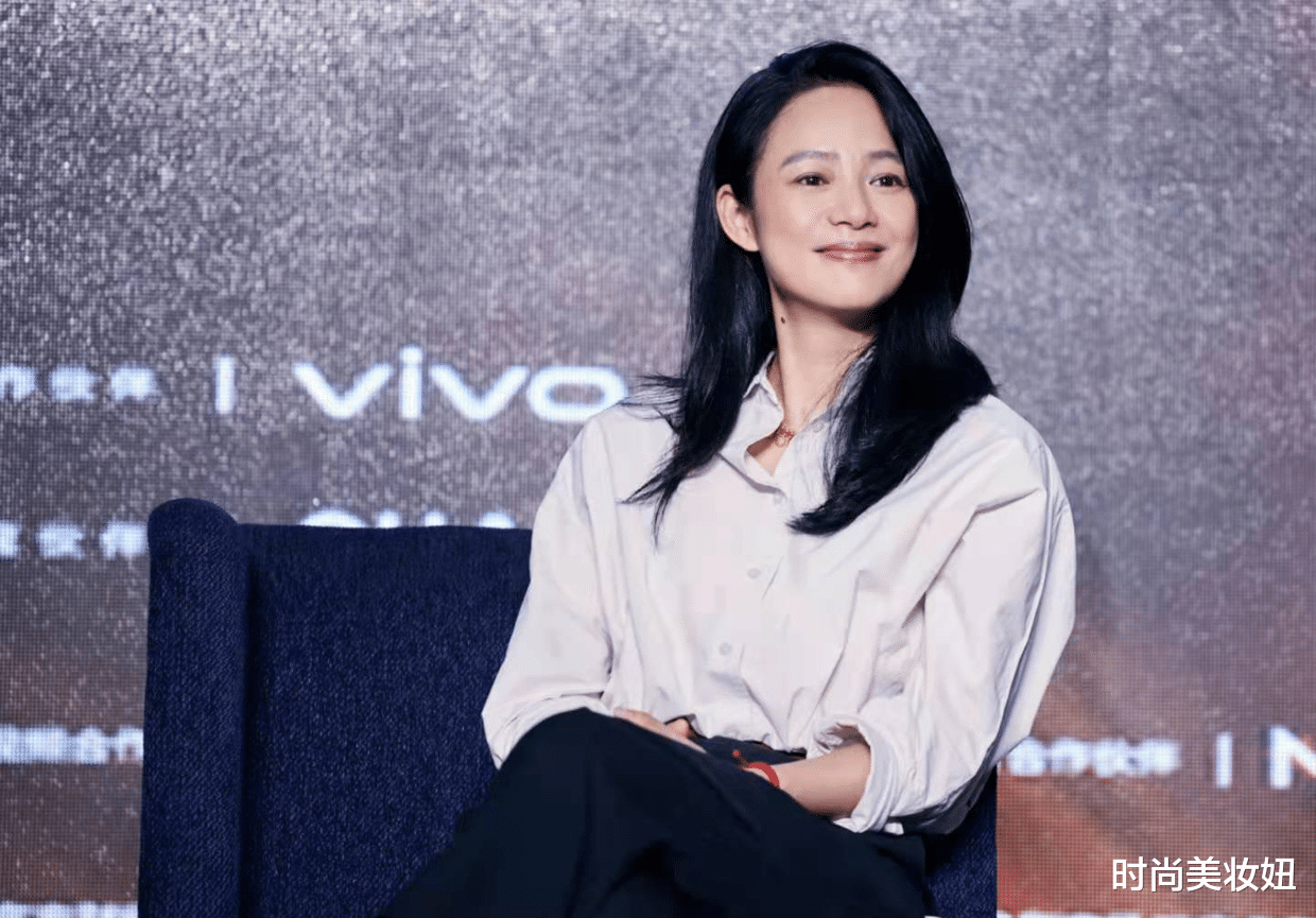 时尚美妆妞|周韵是真正的“骨相美人”，穿白衬衫配西裤，简约又高级大气