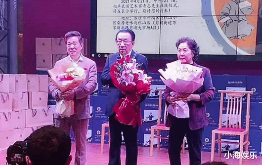 侯耀华|相声演员奇志办收徒仪式，74岁侯耀华坐C位，众弟子跪地齐喊师爷