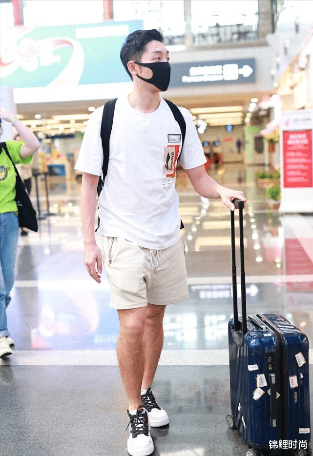 锦鲤时尚|“国乒喜剧人”许昕有了31岁的稳重感，白色T恤配短裤，挺清新的