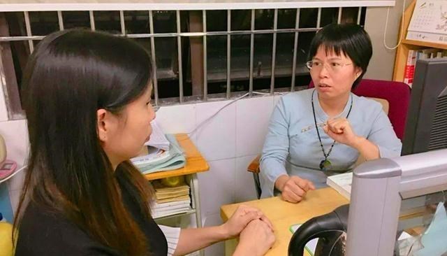 丫哥视角 儿子摸女同学的腿(小小说)