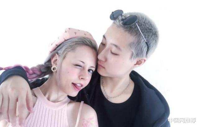 中国网推荐 吴卓林与女友街头搬运行李,疑似流落街头,却不敢回家