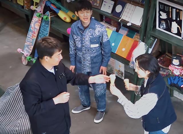 彭昱畅|彭昱畅拿水枪喷妹妹，张子枫脱口而出3个字，关系好坏一目了然