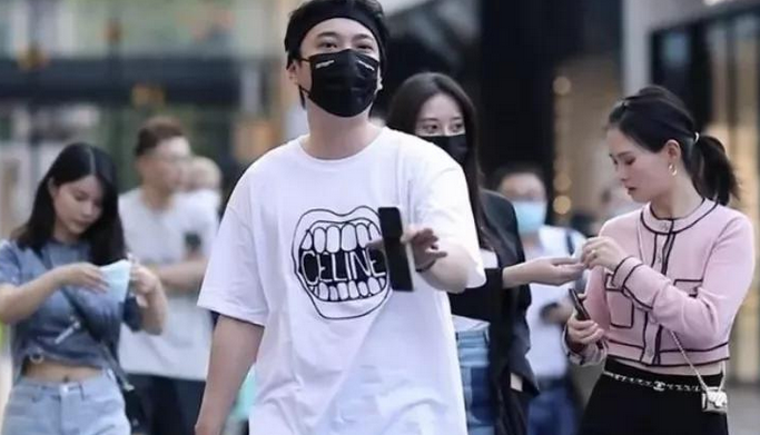 王思聪|王思聪会玩，刚带四个美女逛完夜店，又给美女主播“豪”刷礼物