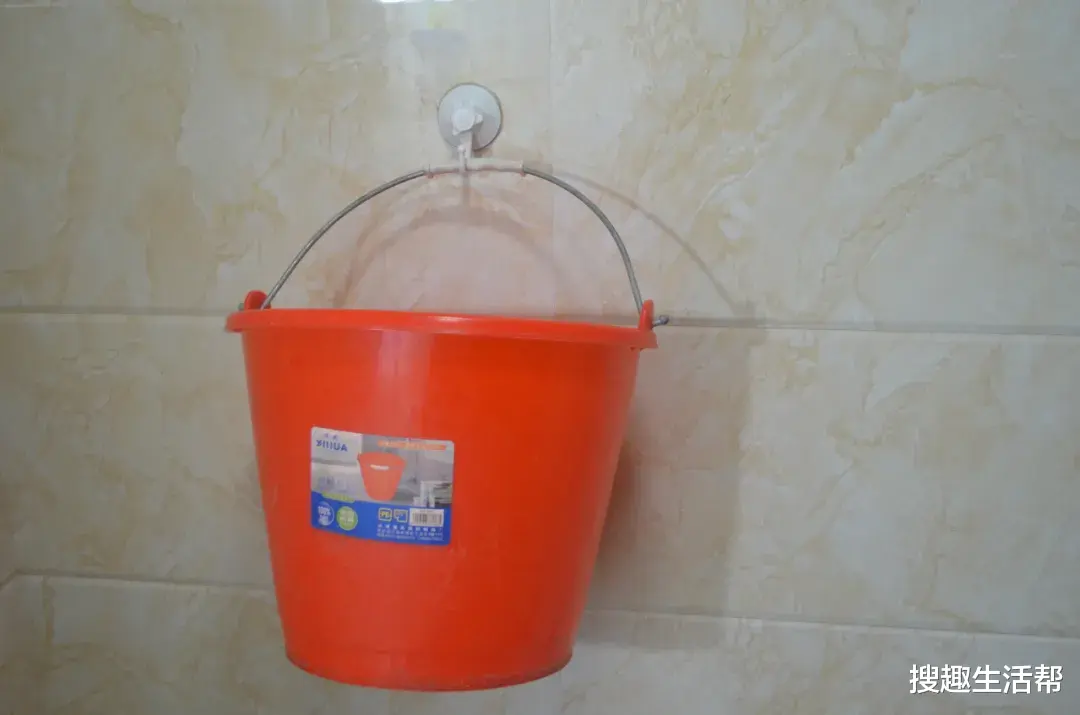 吸盘挂钩吸不住吗？教你一个小窍门，挂几十斤都很牢固，涨知识了