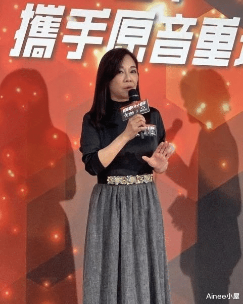 Ainee小屋 陈松伶和小8岁老公同框，穿粉色V领裙显不出年龄，风韵仍然迷人