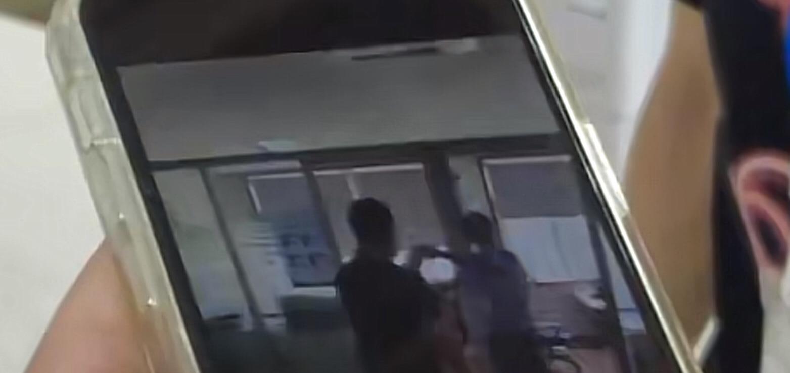 沙洋 杭州一返聘保洁带儿子大闹公司人事部门，不仅辱骂还出手打人