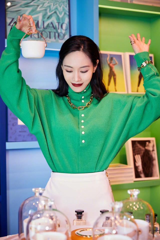 穿衣搭配|王霏霏翻红后更自信，穿“原谅色”针织衫配“死亡红唇”，姐真飒