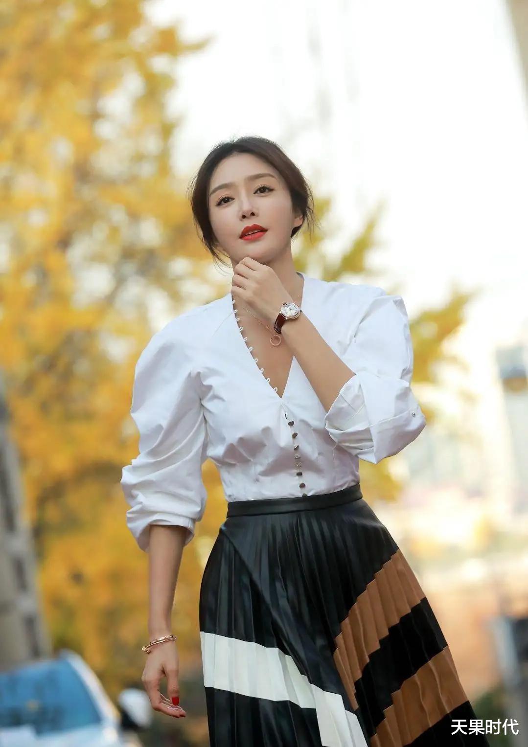 穿衣搭配|秦岚感情中遇不到良配，穿搭上却能彰显温柔气质，优雅自信很美