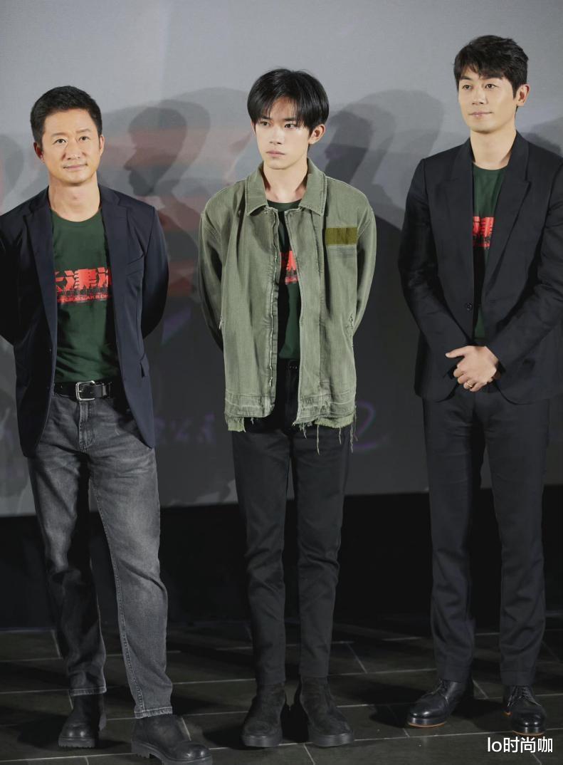 易烊千玺|《长津湖》首映上的易烊千玺，穿工装风满满高级感，笑起来有点甜