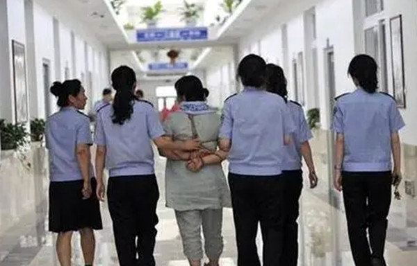 情趣奇闻|女子和丈夫发生争吵后，用枪将其杀害