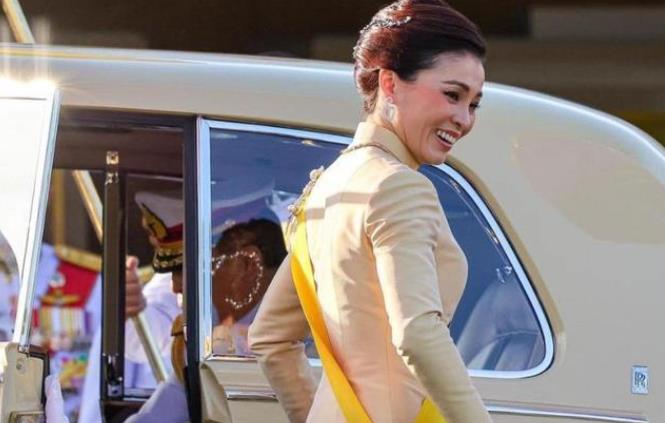 诗妮娜|泰王恩宠另有安排,苏提达新年亮相出尽风头,诗妮娜得到传承珠宝