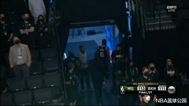 凯文·杜兰特|篮网出局!哈登扭头就走,可谁注意杜兰特举动,紧抱塔克不愿松手