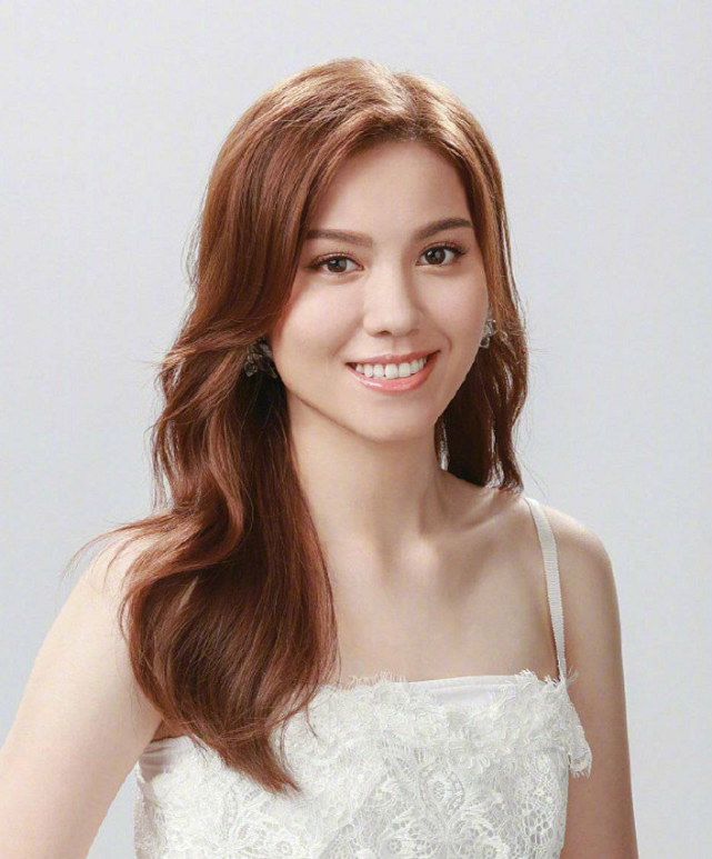 香港小姐|22岁宋宛颖夺得港姐冠军！披战袍罕见显老气横秋，化淡妆却美到爆