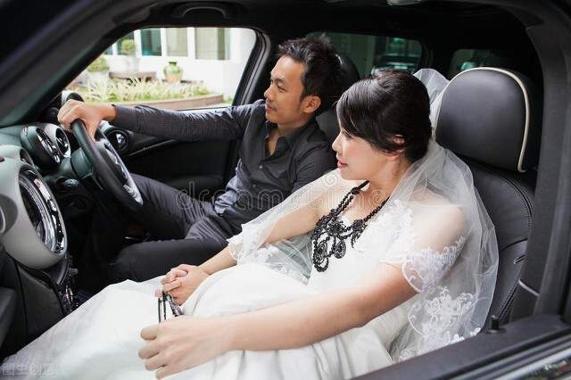 魔力君主 女子拿到彩礼后在新婚之夜逃跑，被婆婆当场抓住