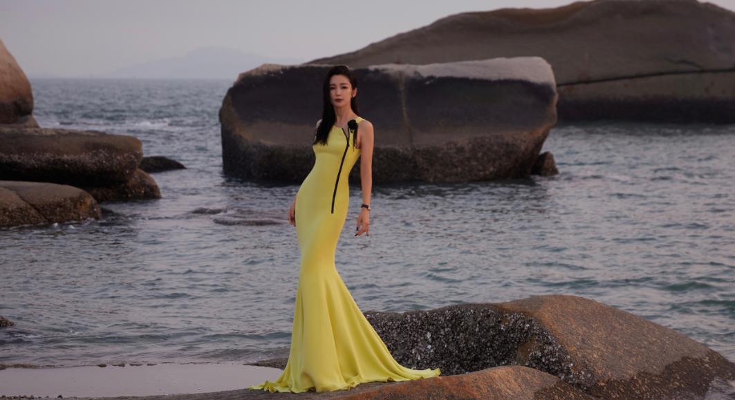 李冰冰|年终红毯:李冰冰熟味逼人,关晓彤总算穿对,倪妮气场大杀四方