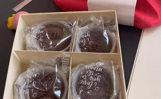 王俊凯|王俊凯给粉丝送月饼，用材是诚意之作，包装和外形和小凯相关