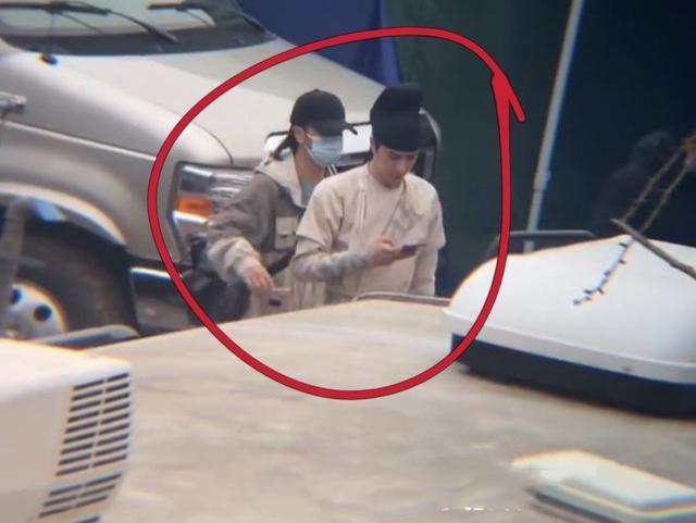 王一博|王一博“情人节”继续开工，车上贴了对联，到剧组后忙着发微信