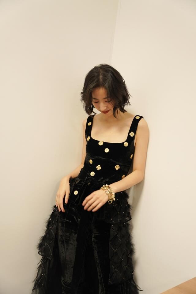 吊带裙 周雨彤“平板身材”却好高级,吊带裙+短发时髦娇俏,纯欲风满满