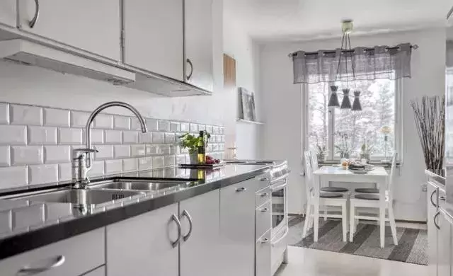 老公硬是把卫生间“二八”分,洗衣机挤进去!方便极了,晒晒